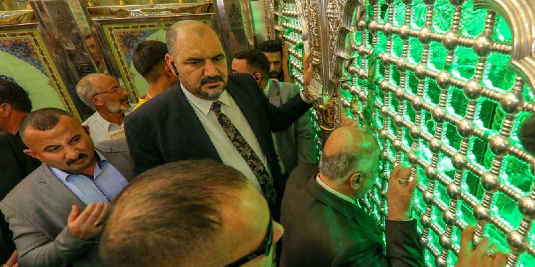 رئيس الوزراء الدكتور حيدر العبادي يتشرف بزيارة مرقد أمير المؤمنين (عليه السلام)